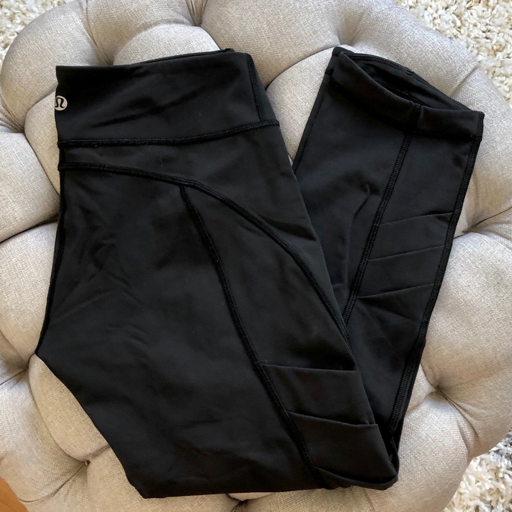 BLACK CROP LULULEMON LEGGINGS